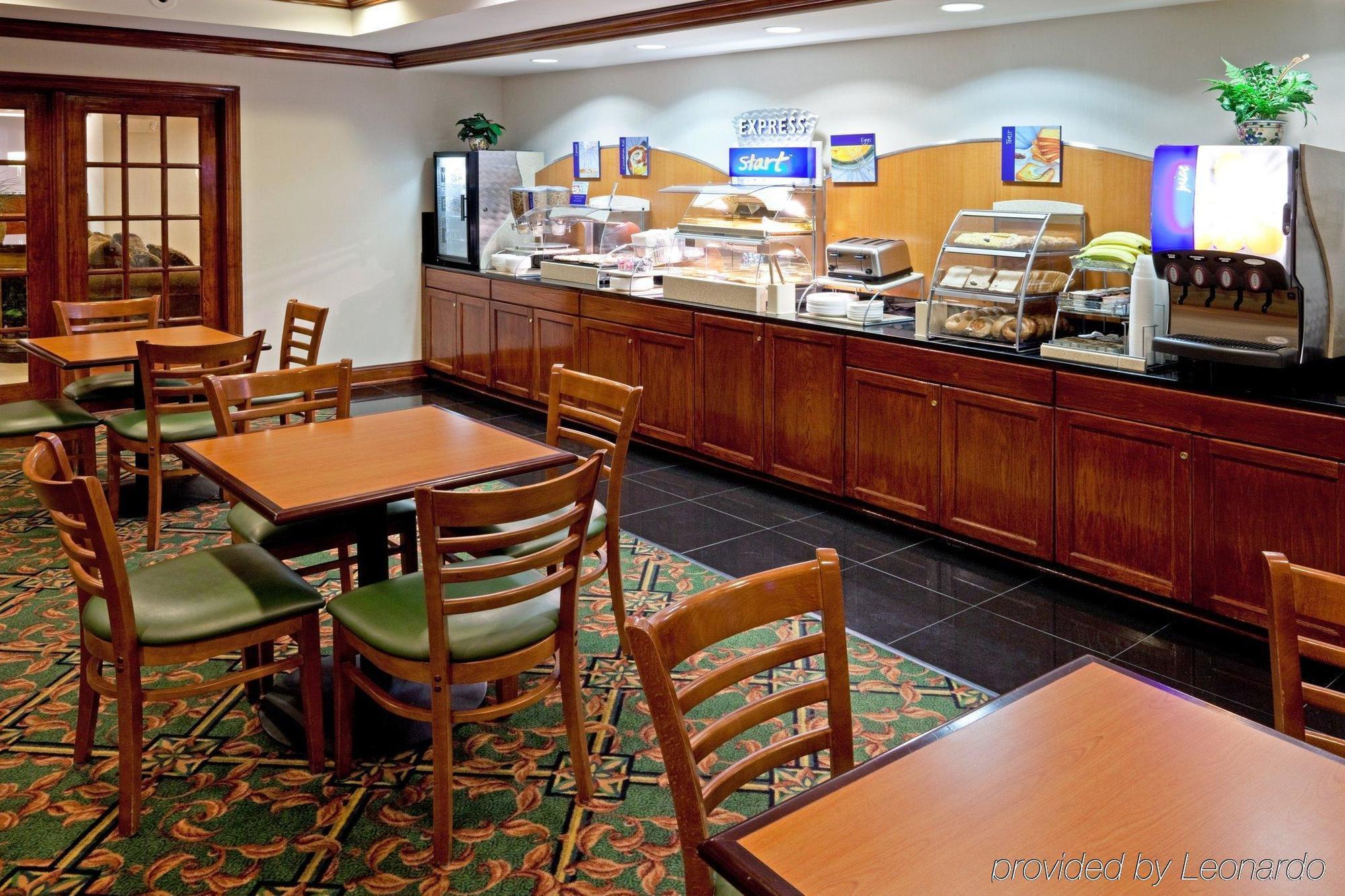 Holiday Inn Express Woodbridge, An Ihg Hotel Avenel Restaurant photo